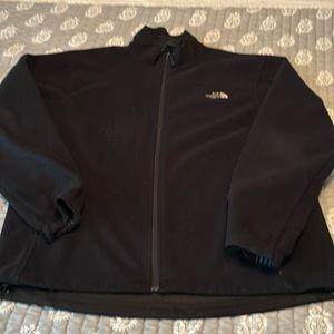 Men’s The North Face lightweight jacket.